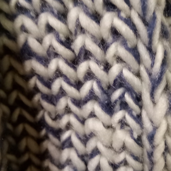 Gertex Women’s Infinity Scarf One Size Blue & White Loose Cable knit NEW, - Picture 5 of 5